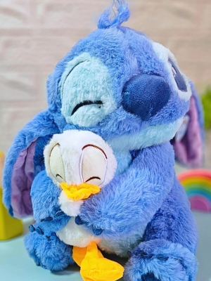 imagem do produto Pelúcia Stitch abraçando um pato 30cm - Arco Iris