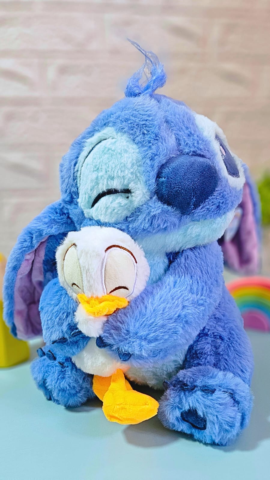 Pelúcia Stitch abraçando um pato 30cm - Arco Iris